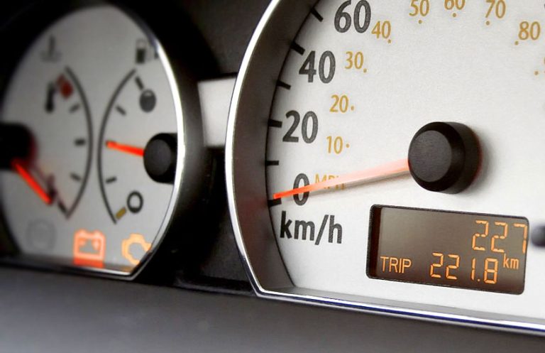 How to Read Mileage on a Car